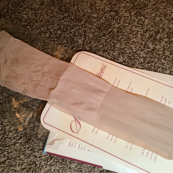 Hanes silk reflections control top pantyhose, color travel buff, size: AB - Picture 8 of 12